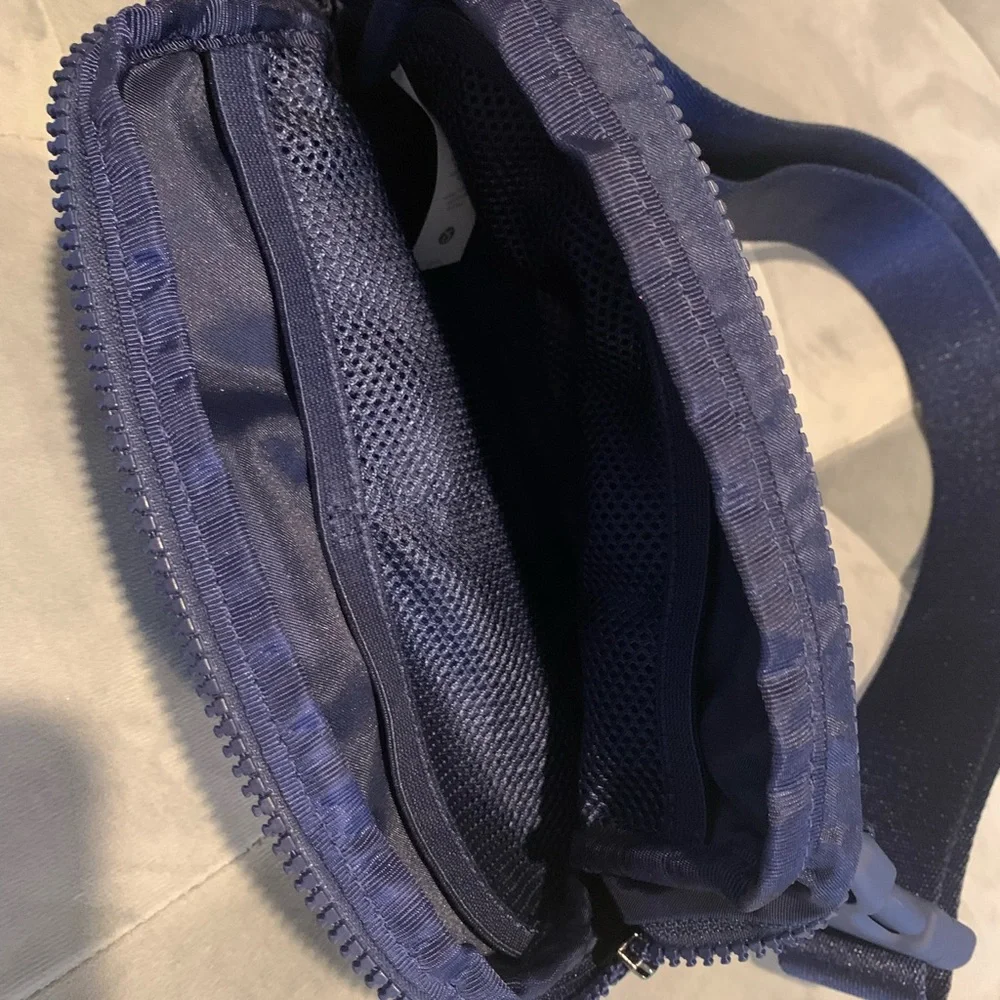 NWOT Lululemon Everywhere Belt Bag Heritage 365 Camo Smoky Red Night Sea… - Picture 6 of 8